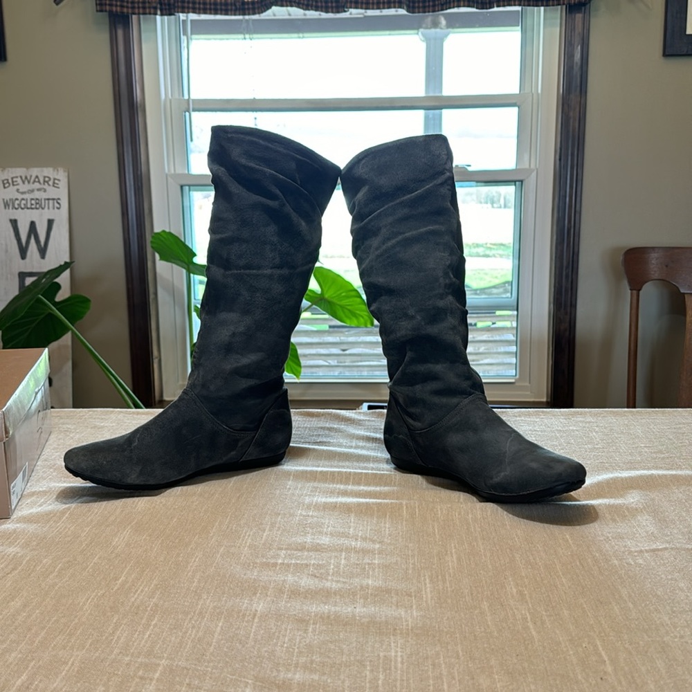 Solanz Women’s  Shelby grey suede knee boots. Size 8 M - Picture 3 of 7